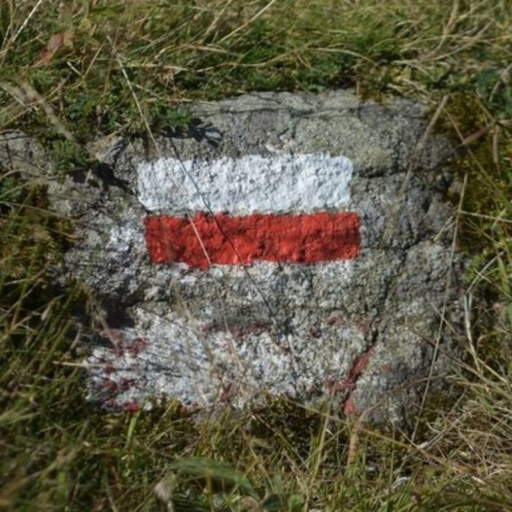 balisage blanc et rouge de grande randonnée